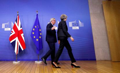 El presidente de la Comisión Europea, Jean-Claude Juncker, y la primera ministra británica Theresa May.