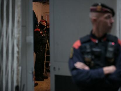 Agentes de los  Mossos d'Esquadra durante un operativo, en una imagen de archivo.