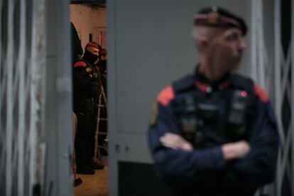 Agentes de los  Mossos d'Esquadra durante el operativo en la calle Sant Climent.