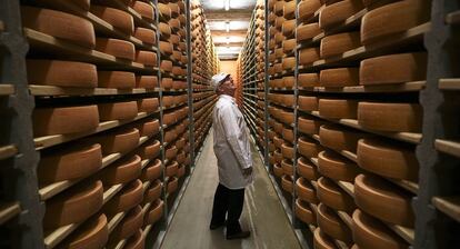 Nave del afinador donde se deja curar el queso durante varios meses.