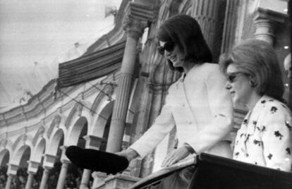 Jackie Onassis recoge la montera de El Cordobés junto a la Duquesa de Alba en 1966