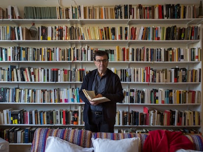 Javier Cercas, en su casa de Verges (Girona), donde se encuentra trabajando durante la pandemia.