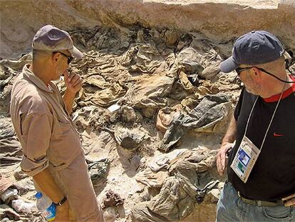 El arqueólogo Michael Trimble (izquierda) y Greg Kehoe, en la fosa común hallada en Al Hadhar, cerca de Mosul.