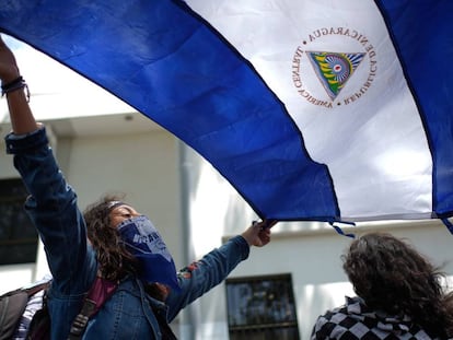 Una estudiante protesta contra el régimen de Ortega en el campus de la Universidad Centroamericana, de Managua.