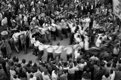 Masats tuvo una formación autodidacta, mirando revistas de fotografía durante su servicio militar. Esta imagen pertenece a su trabajo sobre los Sanfermines, en cuyo ambiente se integró perfectamente.