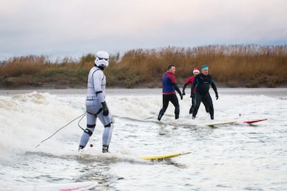 Un día estás surfeando y encuentras a tu lado a un soldado imperial. Y es que están todas partes...