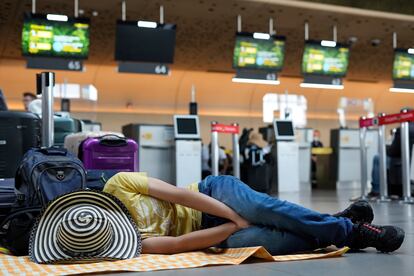 pasajero de Viva Air duerme en el piso del aeropuerto El Dorado en Bogotá, el pasado 29 de febrero.