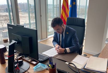 Pere Aragonès, firma el decreto de convocatoria del pleno de constitución del Parlament.