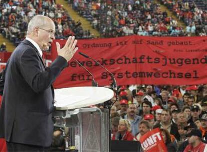 El presidente de IG Metall, Berthold Huber, durante su discurso en el mitin del sindicato en el estadio de Francfort.