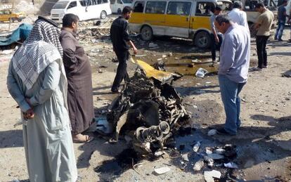 Restos de uno de los coches bomba en el barrio de Mashtal de Bagdad.