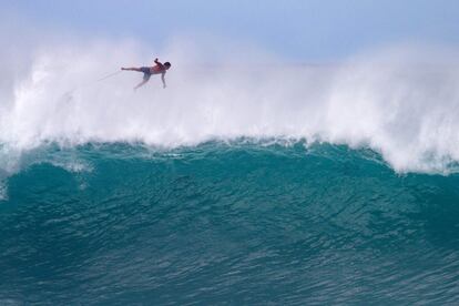 El hawaiana Billy Kemper se cae de su tabla durante el Da Hui Backdoor, en el Pipeline en la costa norte de Oahu.