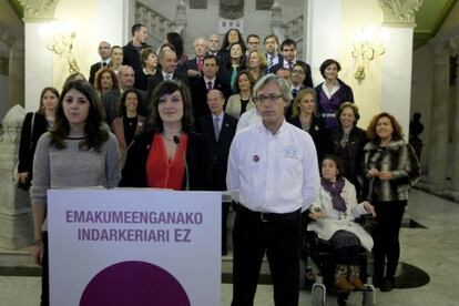 Concentración en el Ayuntamiento de Bilbao con motivo de la declaración contra la violencia machista.