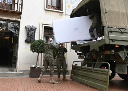 Soldados de la Brigada Paracaidista (Bripac) cargan colchones de un hotel del centro de Alcalá con destino al Hospital de Henares, Madrid, este lunes. Arranca en España la semana laboral ya en plena vigencia de las medidas del Ejecutivo para afrontar la crisis por coronavirus.