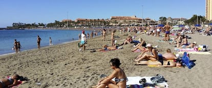 Playa con turistas en Tenerife