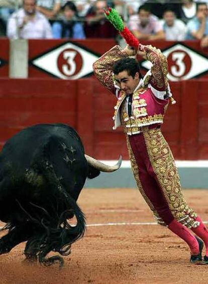 El Fandi pone un par de banderillas.