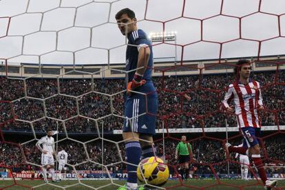 Casillas mira el balón tras uno de los goles.