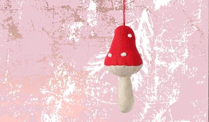 Ir a perderse por los pasillos de Ikea en busca de adornos de todo pelaje es ya un deporte al nivel del de recoger setas un domingo por la mañana. <a href="https://www.ikea.com/es/en/products/decoration/holiday-decoration/vinter-2018-hanging-decoration-set-of-4-mushroom-art-20401313/" el="nofollow" target="_blank">Esta temporada los hongos —de los buenos— proliferan también en las estanterías del gigante sueco</a>. Estos están confeccionados en tela y relleno (4 euros un <em>pack</em> de cuatro). Junto con tres coronas doradas en acero inoxidable metalizado y unos pequeños barbudos, forman parte de la colección Vinter para estas fiestas.
