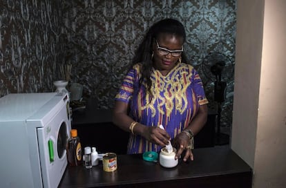 Elizabeth Kobiti mezcla una crema para aclarar la piel en su salón de belleza en Lagos.