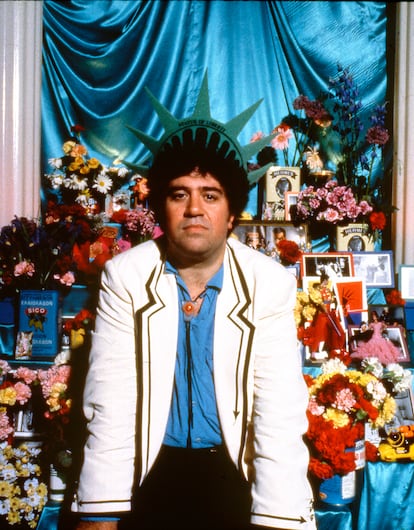 Pedro Almodóvar posa en Nueva York para los medios en el estreno de su película '¡Átame!', en 1990.