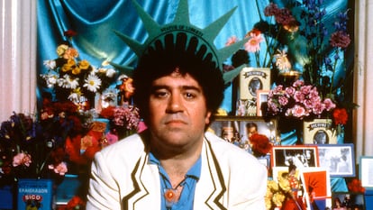 Pedro Almodóvar posa en Nueva York para los medios en el estreno de su película '¡Átame!', en 1990.