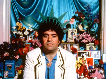 Pedro Almodóvar posa en Nueva York para los medios en el estreno de su película '¡Átame!', en 1990.