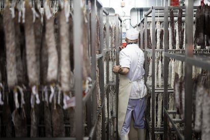 Un trabajador en la planta de embutidos de Cal Rovira.