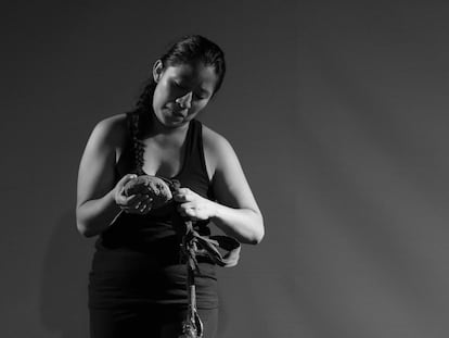 La poetisa guatemalteca Rosa Chávez en el Teatro AWAS.