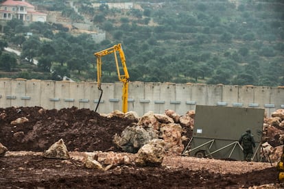 Muro de separación en la frontera de Líbano cerca de la población israelí de Metula.