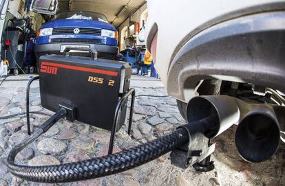 Un dispositivo mide los niveles de emisiones del motor diésel de un Volkswagen Golf.