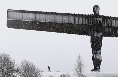 Un hombre corre bajo el Ángel del Norte, en Gateshead (Inglaterra), el 14 de enero de 2016.