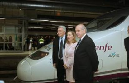 La ministra española de Fomento, Ana Pastor (c); el ministro delegado de Transportes de Francia, Frédéric Cuvillier (i), y el ministro español del Interior, Jorge Fernández Díaz (d), antes del viaje inaugural del servicio internacional de AVE entre España y Francia, ayer.