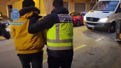 La Policía Nacional detiene a uno de los seis miembros de una presunta red criminal que cobraba 200 euros al mes a migrantes en situación irregular para poder trabajar en España.