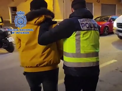 La Policía Nacional detiene a uno de los seis miembros de una presunta red criminal que cobraba 200 euros al mes a migrantes en situación irregular para poder trabajar en España.