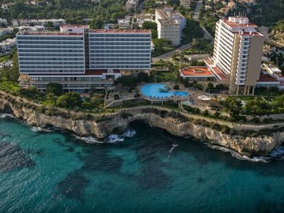 Varios hoteles en una cala de Mallorca