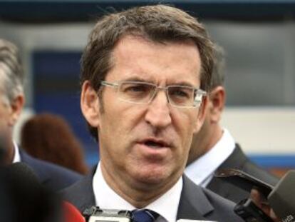 El presidente de la Xunta de Galicia, Alberto Núñez Feijóo, atiende a los medios de comunicación