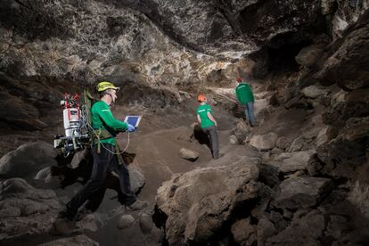 Exploración de un túnel de lava con un dispositivo para elaborar un mapa en tres dimensiones.