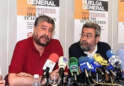 Imagen de José María Fidalgo (i) y de Cándido Méndez (d), durante su comparencia hoy en Murcia.