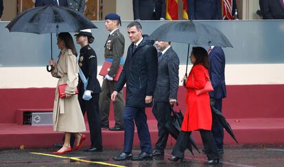 El presidente del Gobierno, Pedro Sánchez, junto a la Reina, la Princesa de Asturias y la ministra de Defensa, Margarita Robles.