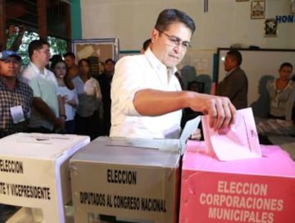 Juan Orlando durante la votación de este domingo