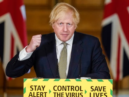 El primer ministro británico, Boris Johnson, comparece este domingo en rueda de prensa, en Downing Street, en Londres.