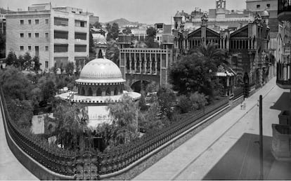 La cascada de la Casa Vicens (en el centro de la imagen) en 1932. En primer término la fuente de Santa Rita, también desaparecida y la enorme reja, prácticamente desaparecida hoy en día.