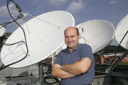 Andoni Ortuzar posa entre las antenas parabólicas en la terraza de la sede central de EITB en Iurreta.