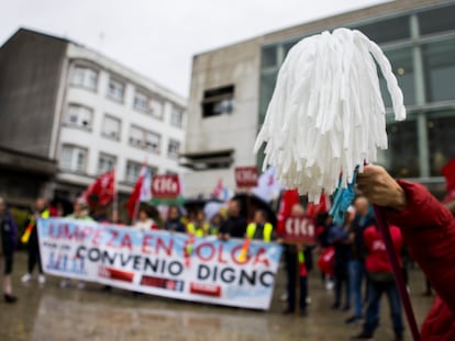 Concentración de protesta de las limpiadoras de Lugo el pasado octubre, pocos días después de arrancar la huelga.