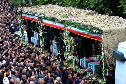 En esta foto proporcionada por la Agencia de Noticias Fars, los dolientes se congregan alrededor de un camión que lleva los ataúdes del presidente iraní y sus acompañantes, este martes en Tabriz (Irán).