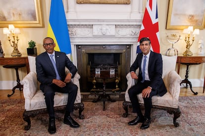El primer ministro británico, Rishi Sunak y el presidente de Ruanda, Paul Kagame, en una reunión bilateral en Londres