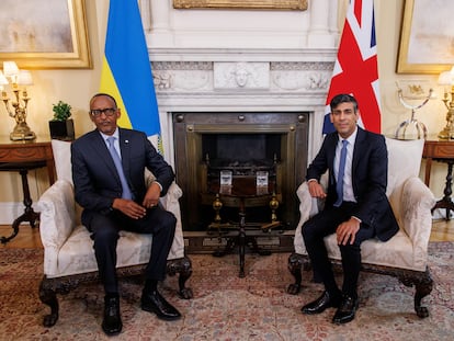 El primer ministro británico, Rishi Sunak y el presidente de Ruanda, Paul Kagame, en una reunión bilateral en Londres, el 9 de abril de 2024.