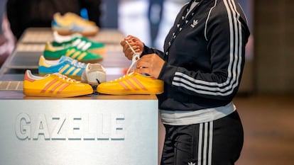 Zapatillas Adidas AG Gazelle en su tienda en Londres en una imagen del 29 de abril.
