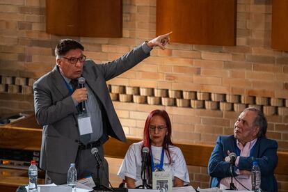 Sigifredo López interviene durante la audiencia de reconocimiento de las FARC-EP. A su lado se encuentran Gloria Narváez y Óscar Lizcano, víctimas de secuestro.