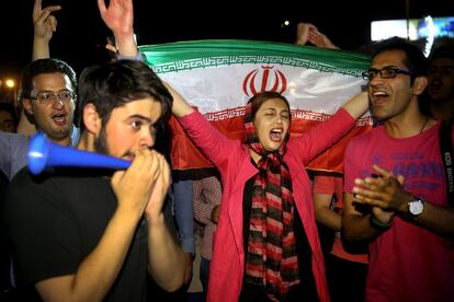 Los jóvenes salen a la calle en Teherán para celebrar el acuerdo nuclear alcanzado en Viena. Los iraníes esperan dejar atrás su marginación internacional y, sobre todo, ganar poder adquisitivo a medida que el levantamiento de las sanciones permita la recuperación de su economía.