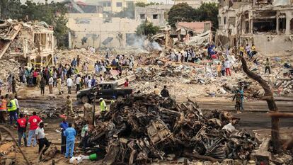 Local do atentado com caminhão-bomba que deixou mais de 200 mortos na Somália